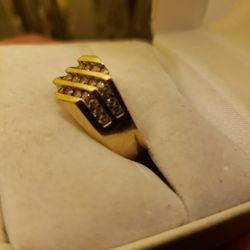 10k  Diamond's. Gold.   Ring 