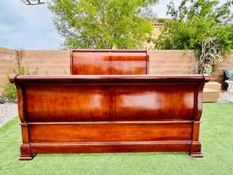 BEAUTIFUL HEAVY SOLID WOOD THOMASVILLE CAL KING BED FRAME ( HEAVY ) FREE DELIVERY 🚚 FIRST FLOOR ( GREAT CONDITION 🥰👌🏻 )