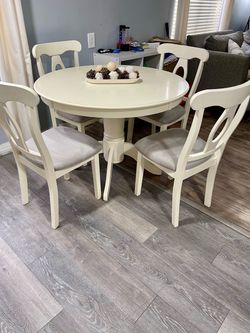 Beautiful round table with 4 gray fiber chairs – like new.