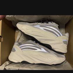 Adidas Yeezy Boost 700 V2 Size 9.5