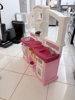 Step2 Kids Play Kitchen – Good Condition