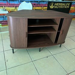  47-inch Corner TV Stand, Fluted TV Cabinet with Sliding Doors for TVs up to 55 inches, Modern Corner Entertainment Center with Power Outlet Modern Co