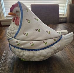Soup  Hen/Chiken Tureen w/ ladle