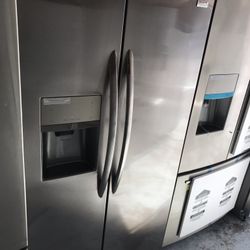 Frigidaire Side By Side Refrigerator Like New