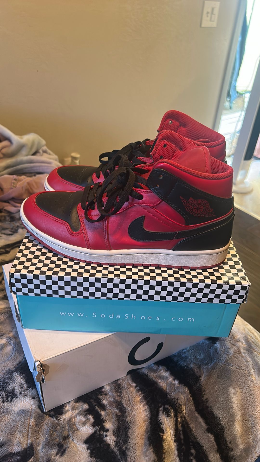 Jordan 1 Mid Reverse Bred