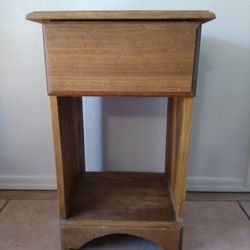 Solid Wood End Table/Nightstand 