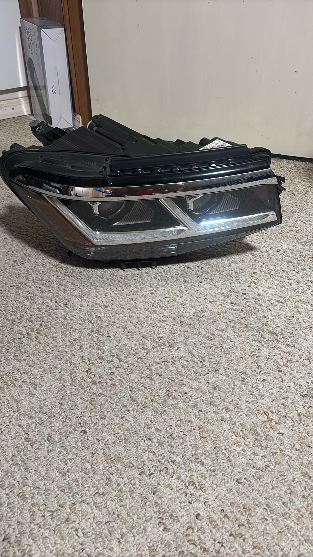 Nice 20-22 VW Atlas R-Line Genuine LED Headlight Passengers Side Headlamp Right