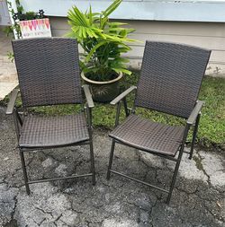2pc wicker patio chairs.