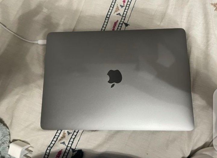 Apple Mac book Air 13.3 inches laptop MVJE2LL/A (2018).silver