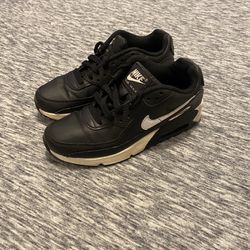 Nike Airmax Size 4Y Black Leather