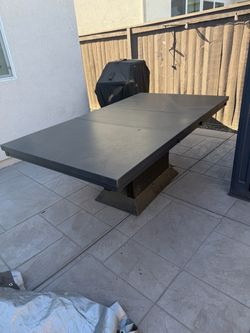 Extendable dining table