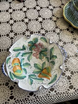 Hand-painted Italian majolica / ceramic 11” serving bowl or fruit bowl 678