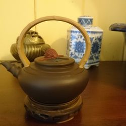 Handmade Zisha Clay Teapot (Pre-owned) 