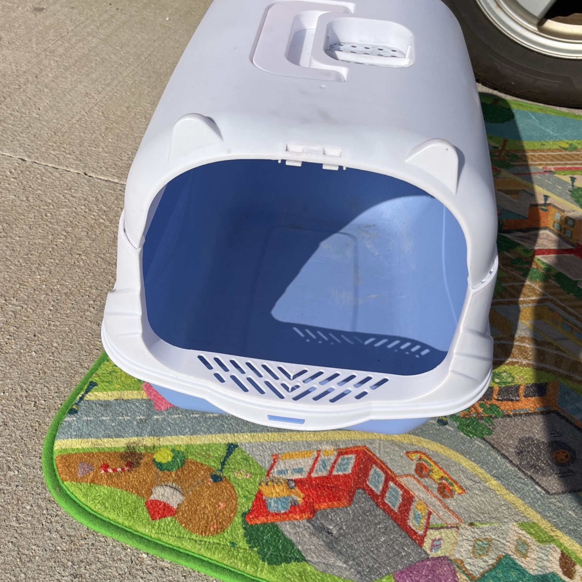 Enclosed Cat Litter Box