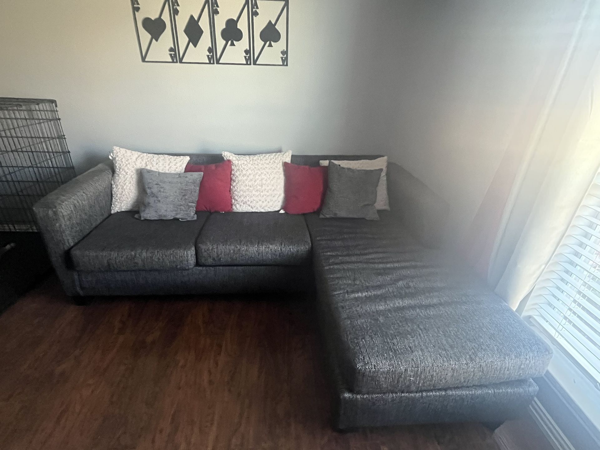 L SHAPE COUCH WITH PILLOWS