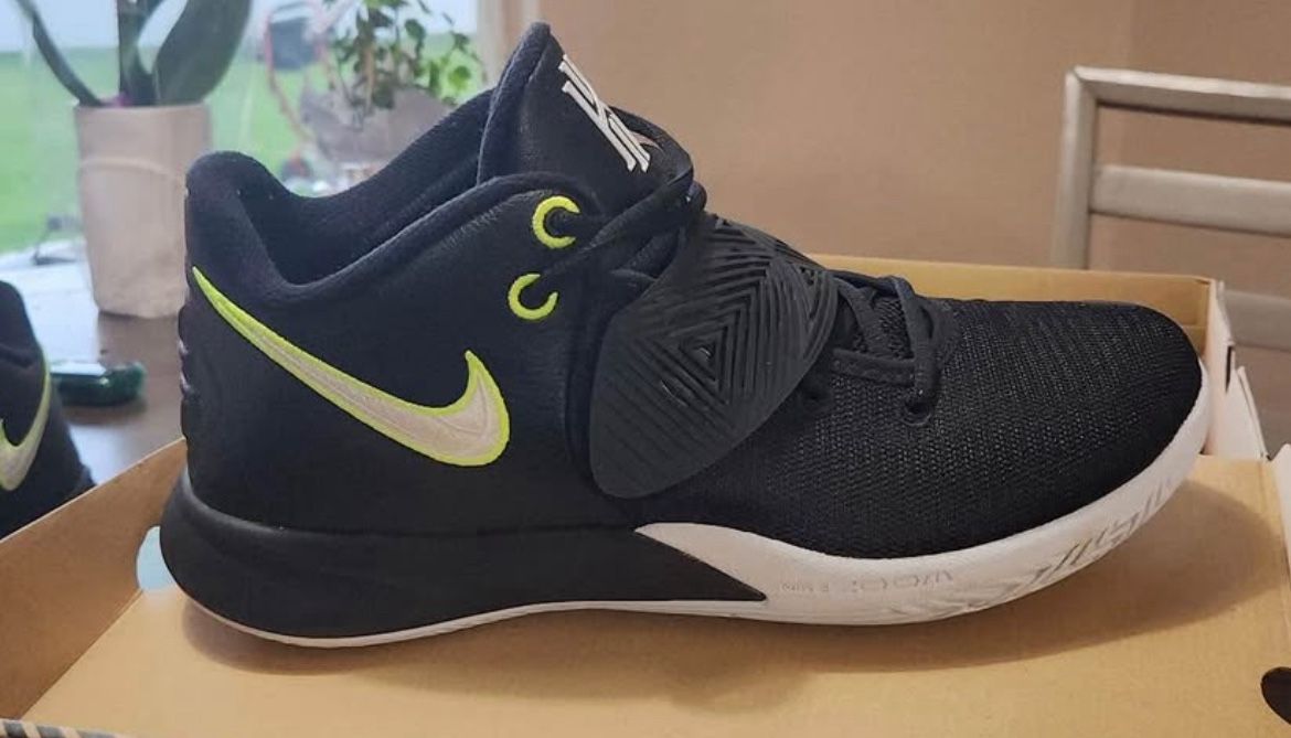 LIKE NEW Nike Kyrie Flytrap 3 Black Volt