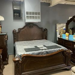 Elegant 5-Piece Traditional Bedroom Set King Bed, Dresser, Mirror