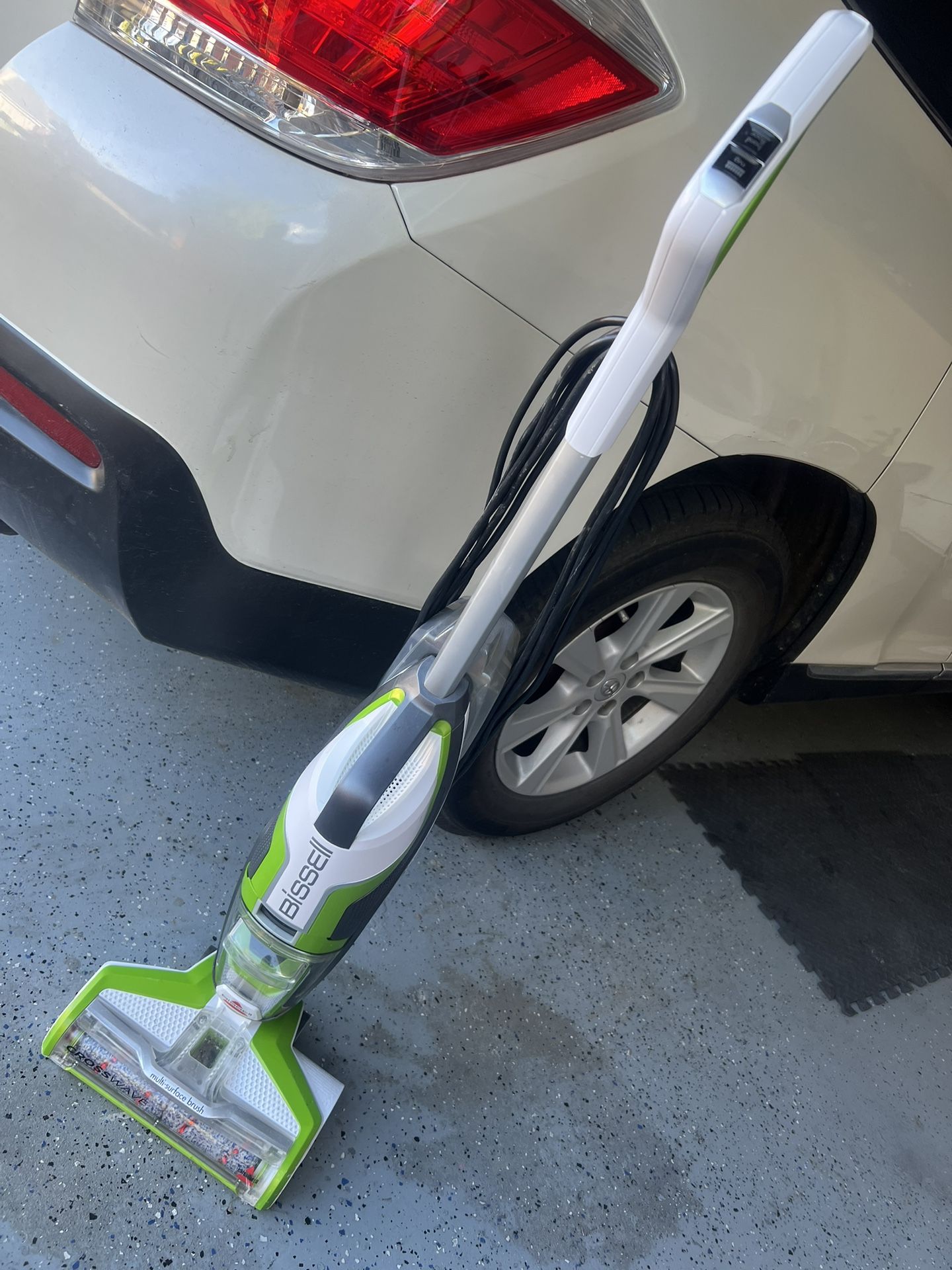 A like brand new of Bissell Floor Finishing machine. Model: 1785A.