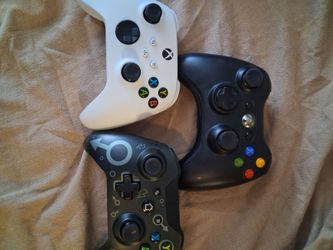 3 Xbox Wireless 2 4G controllers  30$ for all 3 .Sunday only price, no promises have to pick up today.located in uptown 1224 w Wilson Ave 60640