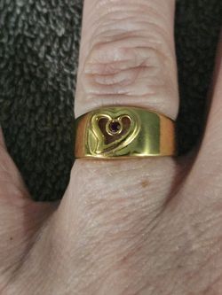 Size 7 Avon Gold-Tone Heart Ring with Red Stone