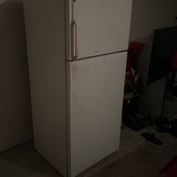 Good Refrigerator Works Well Just Missing Bottom Draws 