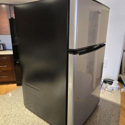Whirlpool 3.1 cu ft mini fridge