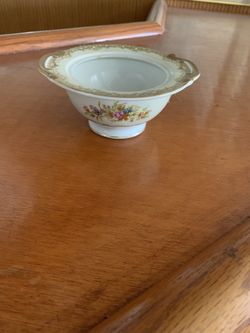 KIKUSUI FINE CHINA SUGAR BOWL LIKELY WITHOUT ITS LID. A FLORAL PATTERN WITH GOLD TRIM OF VINTAGE JAPANESE CHINA PATTERN . CRAFTED IN JAPAN. 