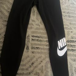 Nike tight fit, high-rise leggings