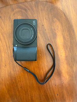 Ricoh GRiiix HDF with leather case and flash