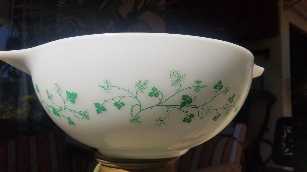 Pyrex "Chip n dip" green Ivey 4qt bowl