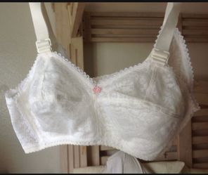 New ARDYSS  28H Bust Reshaping Treatment White Lace Bra. SALE $28 🍀