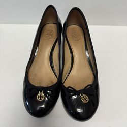 TORY BURCH Women’s Size 7M Black Patent Leather Wedge Heels Bow Casual Shoes.