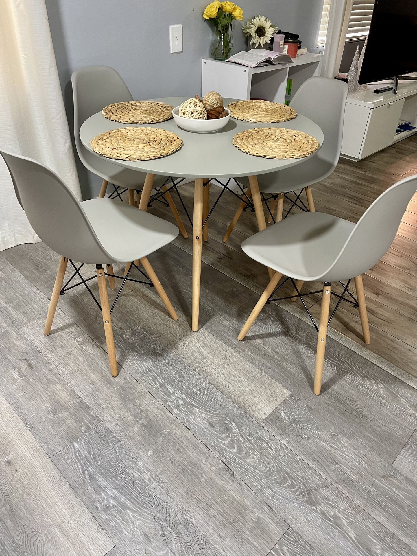 BEAUTIFUL TABLE + 4 CHAIRS LIKE NEW