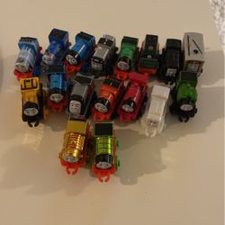 Thomas the Train minis case Lot with  17 trains