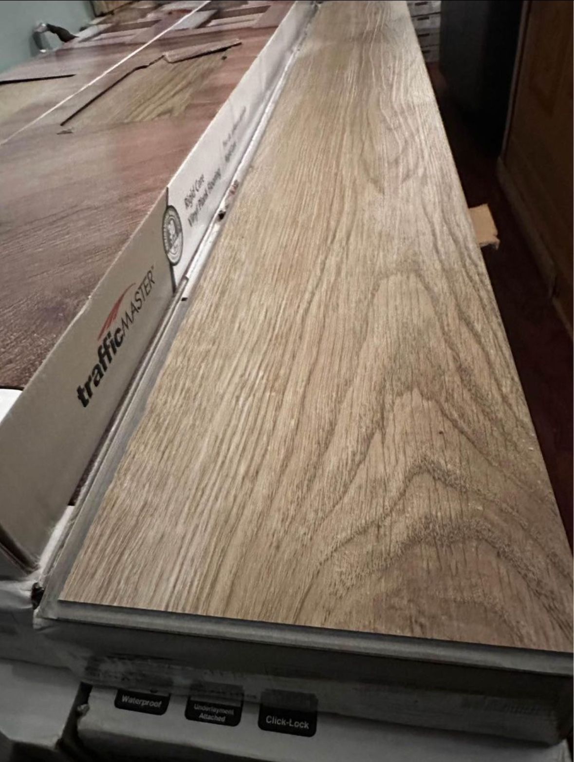 Oakwood Terrace Oak Waterproof Click Lock Luxury Vinyl Plank Flooring (21.95 sqft/case)