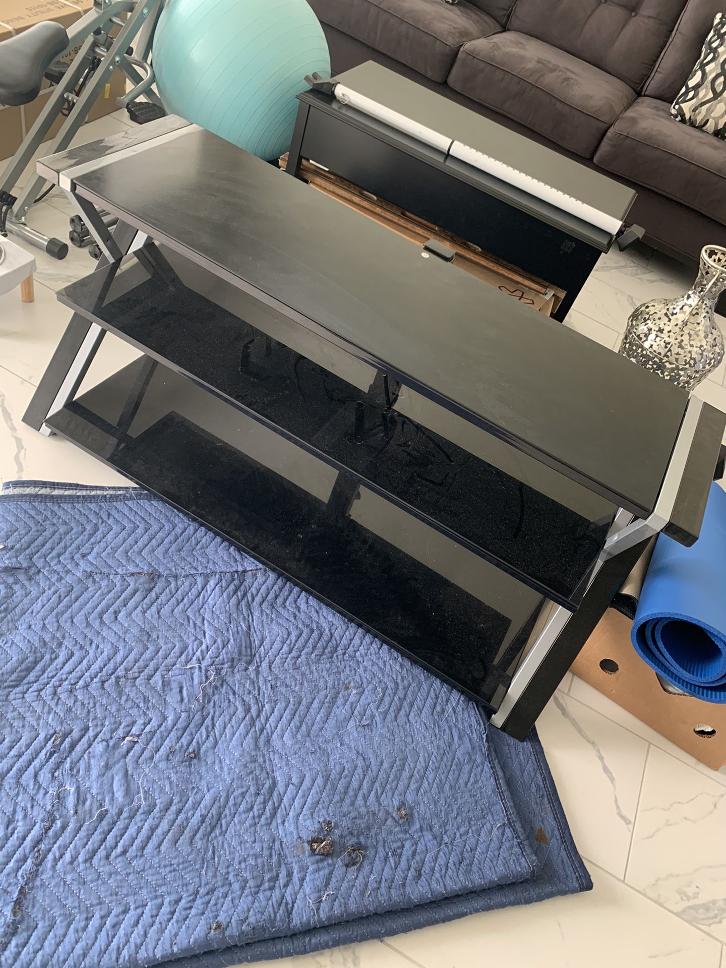 Tv stand ans vase for sale!!!! Today!!!