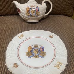 Teapot and plate queen Elizabeth 1953