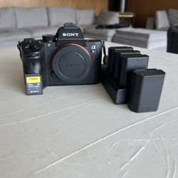 A7r iii a with 4 batteries and sd card *read full description*