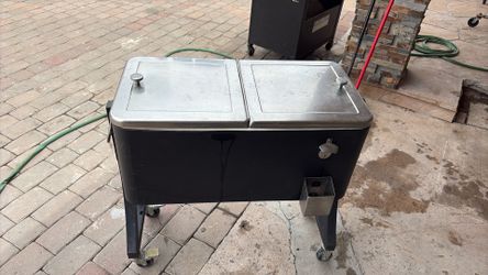 Ice chest with wheels