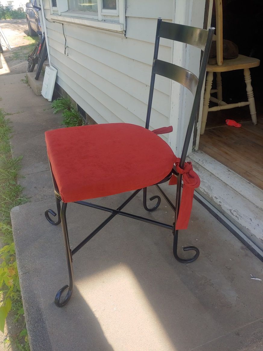 4 matching patio chairs