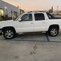 Low Miles 2006 Chevy Avalanche | Leather |Clean | $7,910”