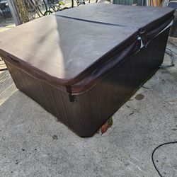 American Select Hot Tub/Spa 63”x78” 3 person like new.