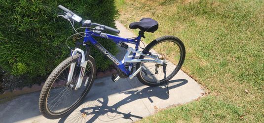 Shimano Genesis V2900 Mountain Bike in Royal Blue