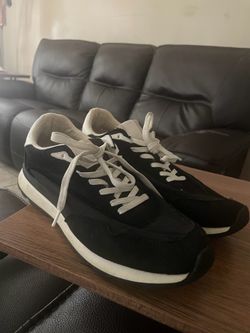 Tennis shoes