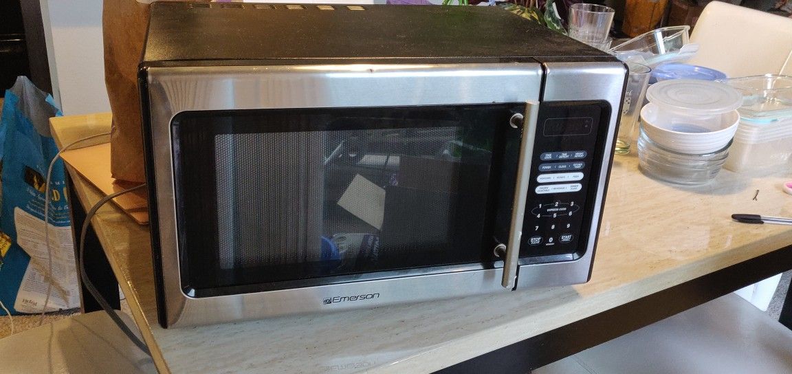 Emerson 900 watt microwave