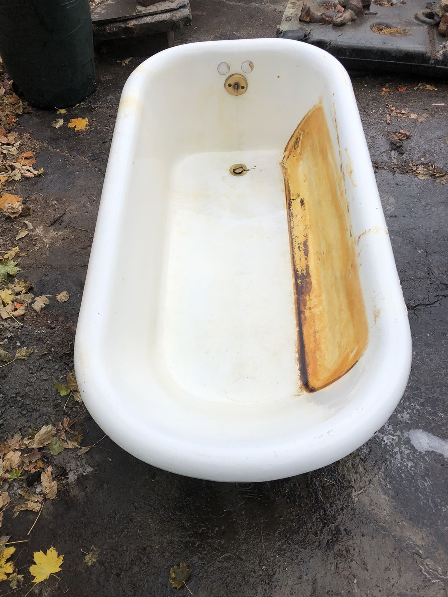 Clawfoot tub