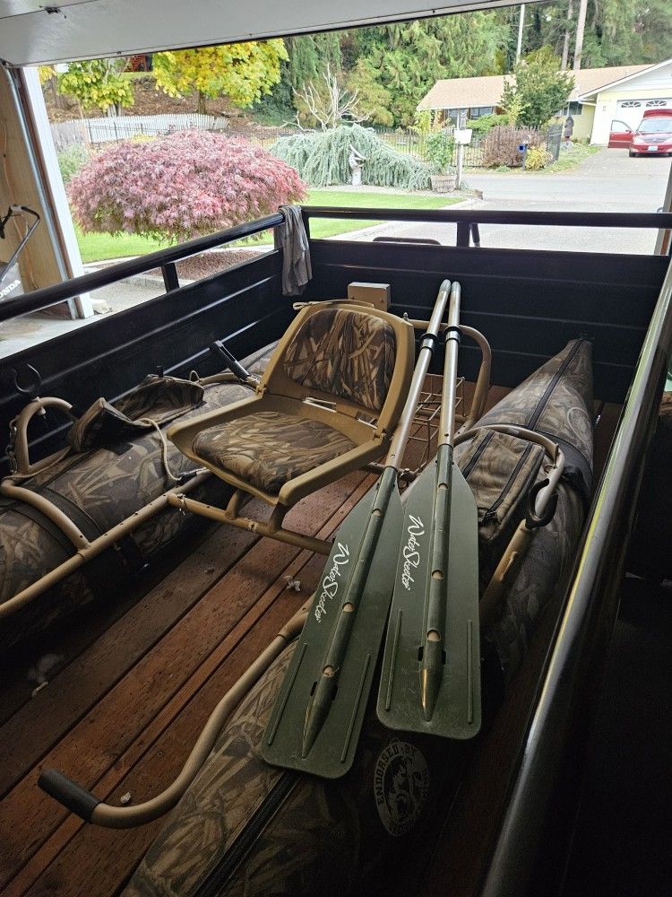 Eight foot water skeeter pontoon boat