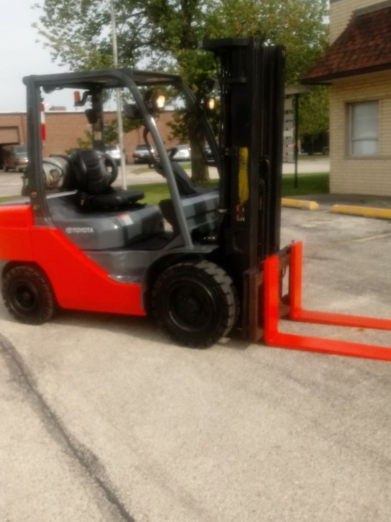 Toyota 6000 LB. Pneumatic Low Hour Forklift
