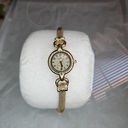 ANNE KLEIN Gold-toned watch with mesh band. Elegant