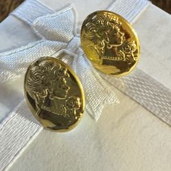 18k real saudi gold  Light Weight QUEEN ELIZABETH  Earring